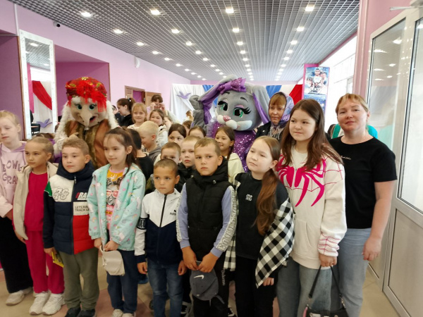 Праздник на литературной аллее «Дружат дети на планете» в зале «Сила Семьи»