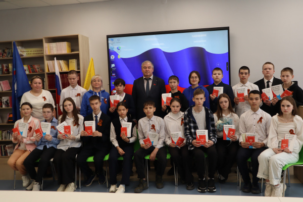 Торжественное вручение паспортов ко Дню государственных символов Чувашской Республики
