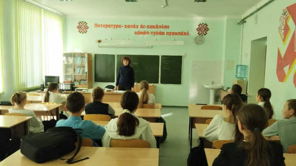 В Красночетайской школе с обучающимися 7 «Б» класса  библиограф провела патриотический час «Мы гордимся»
