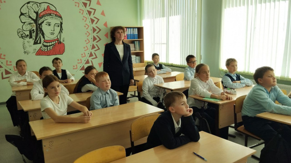 Библиограф центральной библиотеки провела беседу «Я в стране живу, свет и воду берегу»