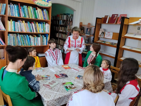 Связь поколений: в Черепановской сельской библиотеке прошел краеведческий час «Чувашский фольклор»