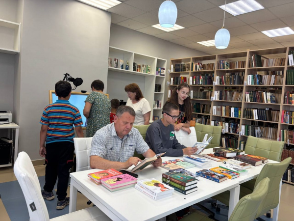 Литературная скамейка «Мы любим книжки почитать»