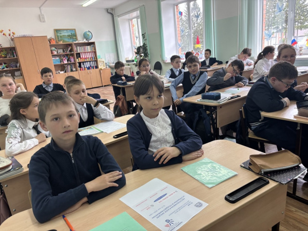 Информационный час «Ваш помощник – телефон доверия»