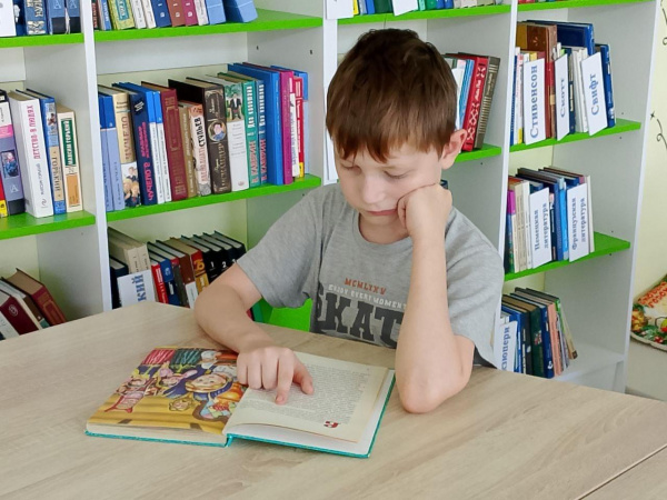 Литературные чтения «С книжкой на скамейке»