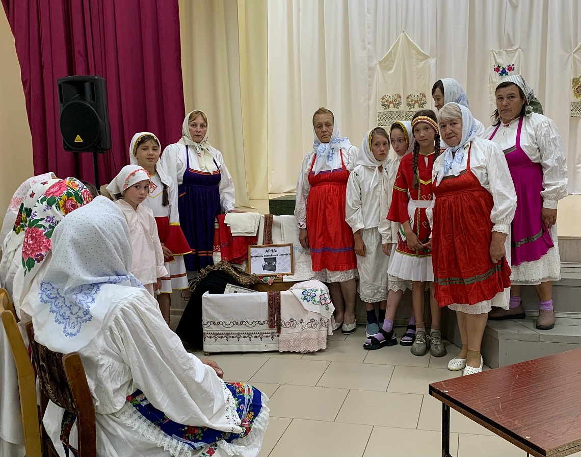 Познавательная программа «Секреты бабушкиного сундука» в Большеатменской сельской библиотеке