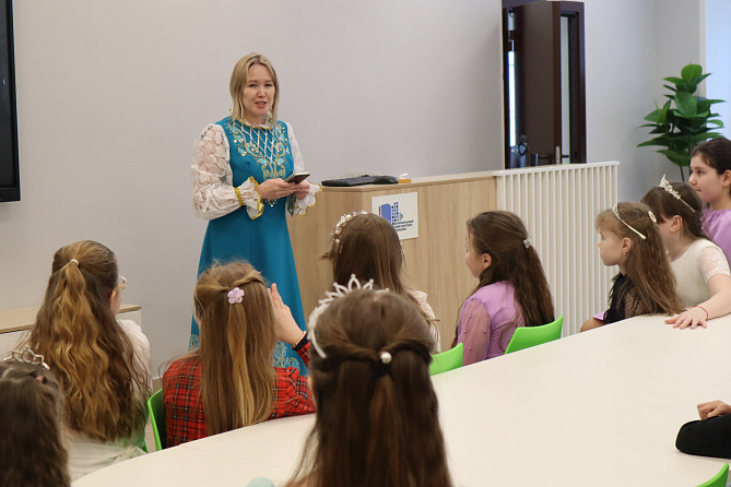 Игра -викторина «Чародейкою зимой» в зале «Сила труда»