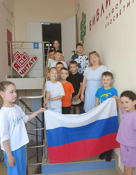 Флаг — русской истории знак: как в зале «Сила семьи» изучали государственные символы