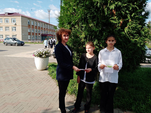 Сотрудники  центральной библиотеки провели акцию по раздаче листовок « Путешествие в страну Здоровье», буклетов «Правда и ложь об алкоголе»