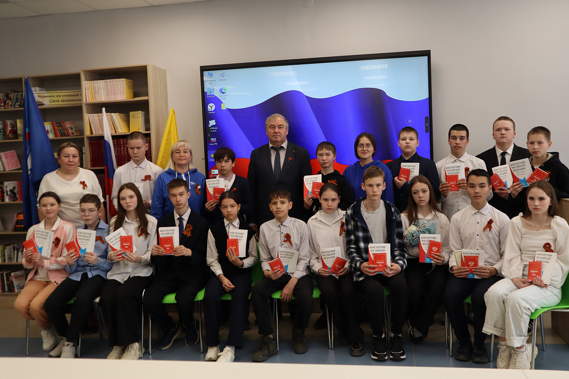 Торжественное вручение паспортов ко Дню государственных символов Чувашской Республики
