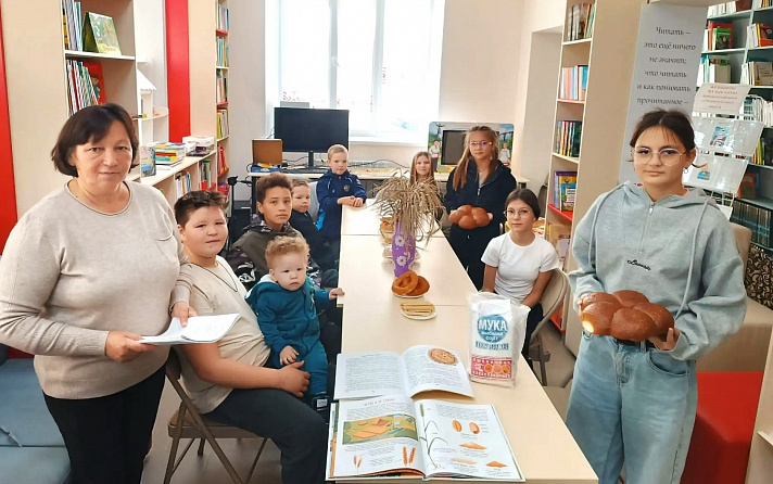 Познавательный час «Как хлеб на стол пришел» в Центре семейного чтения «Открытая книга»
