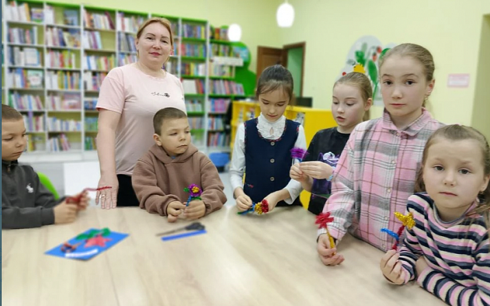 Как создать цветок с помощью седельной проволоки? Узнали на библиосумерках