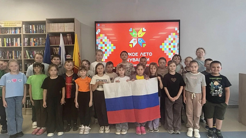 В День Государственного флага Российской Федерации в библиотеке прошёл час информации