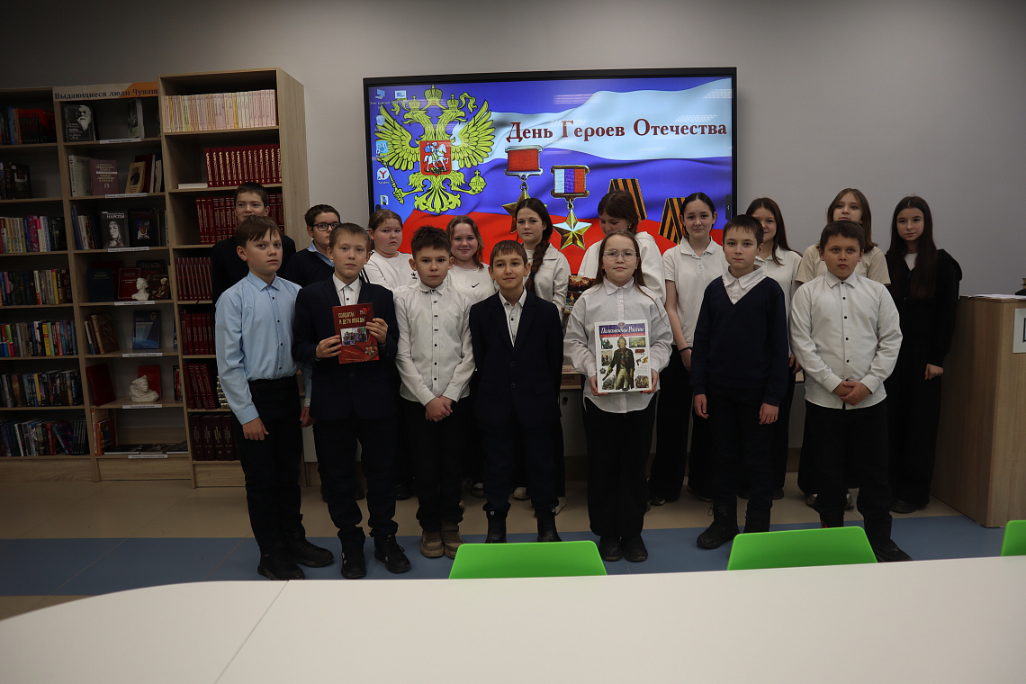 Тематическая беседа «Гордимся славою героев» в зале «Сила труда»