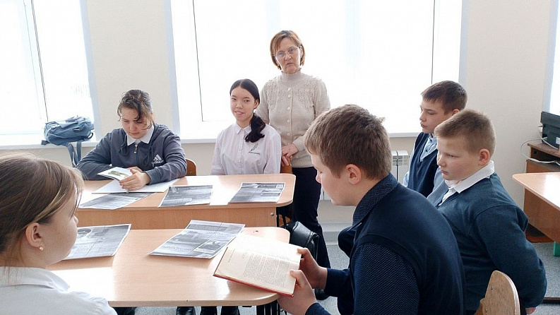 Час информации "Ты выстоял - великий Сталинград" в Санкинской сельской библиотеке